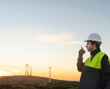 Manutentore E-Sun che monitora l'installazione dei pannelli fotovoltaici